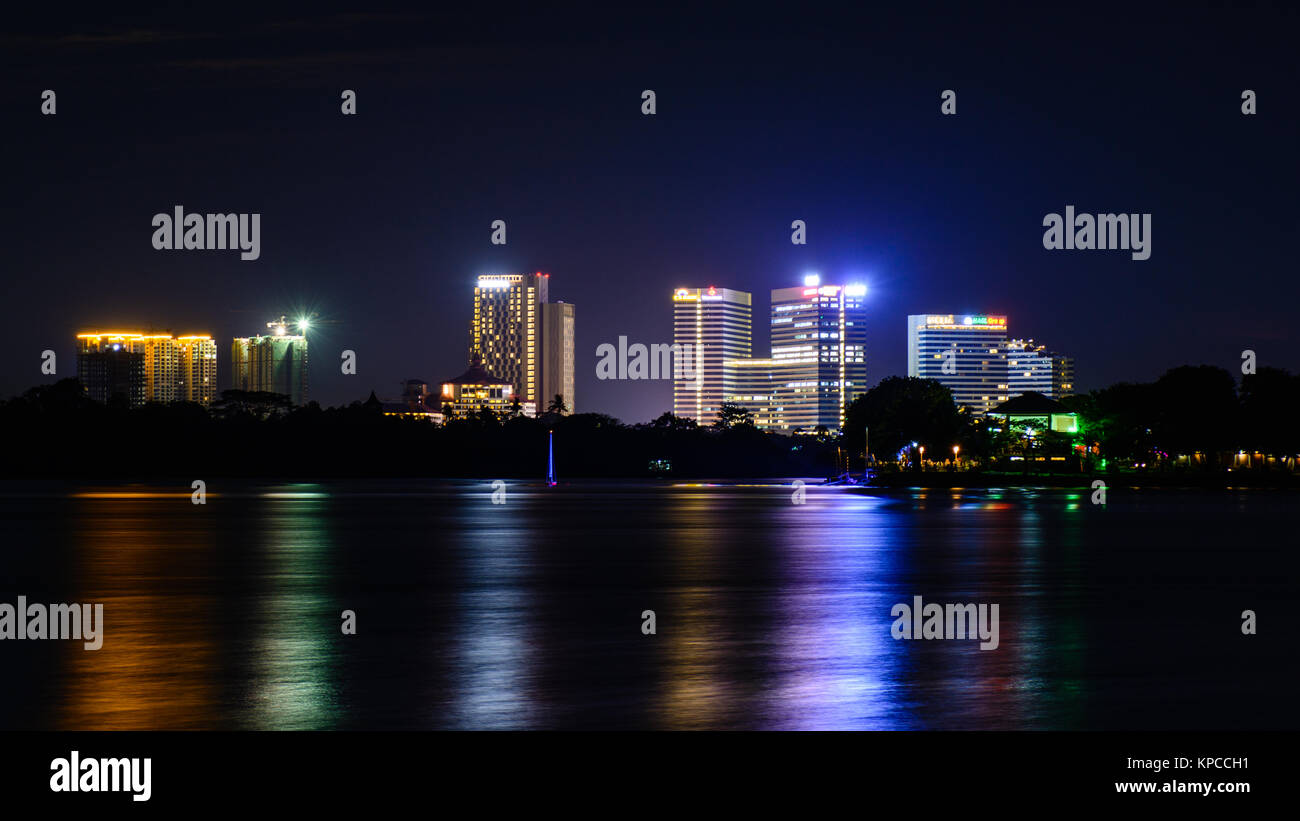 Vista notturna di Yangon città oltre Inya Lake, maggio-2017 Foto Stock
