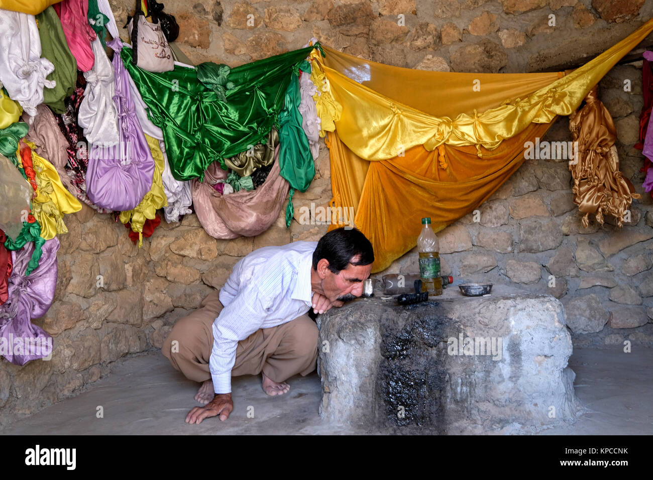 L'uomo bacia l'altare in un tempio Yezidi vicino Duhok, nell Iraq del Nord, regione del Kurdistan in Iraq Foto Stock
