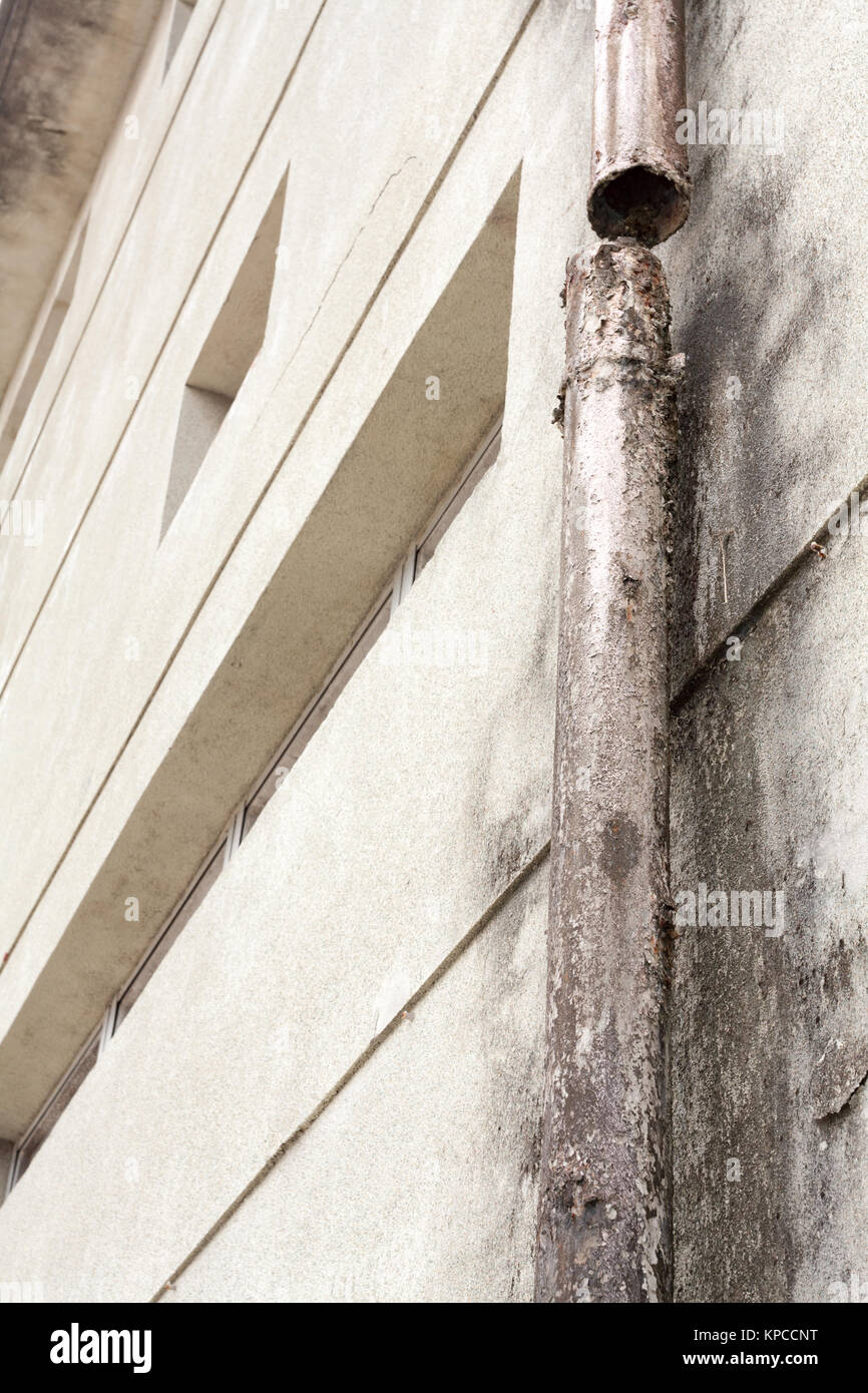 Tubazioni scollegate sulla parete esterna Foto Stock