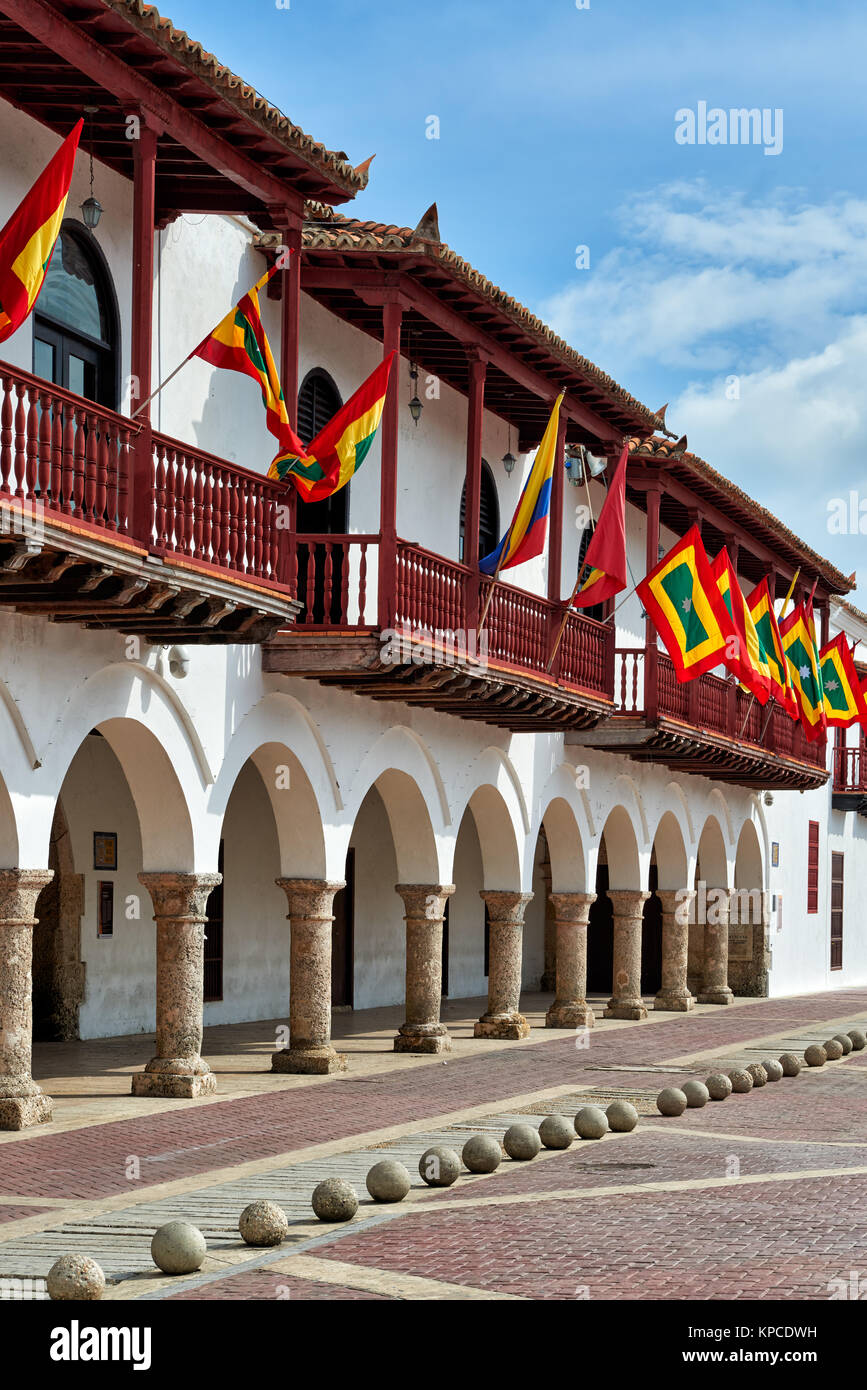Bandiere di Cartagena a facciata storica del municipio 'Alcaldia Mayor', Cartagena de Indias, Colombia, Sud America Foto Stock