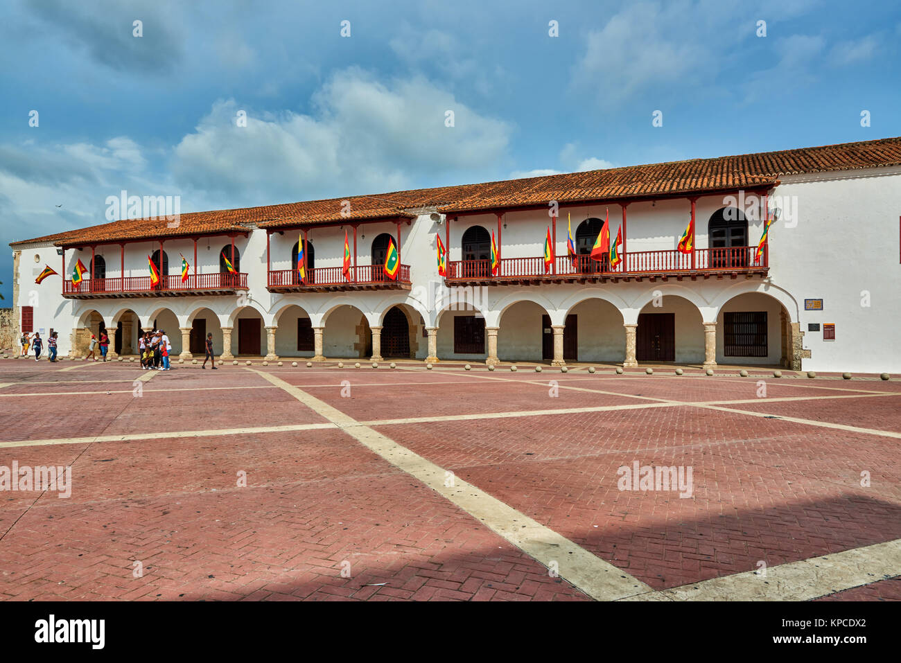 Bandiere di Cartagena a facciata storica del municipio 'Alcaldia Mayor', Cartagena de Indias, Colombia, Sud America Foto Stock