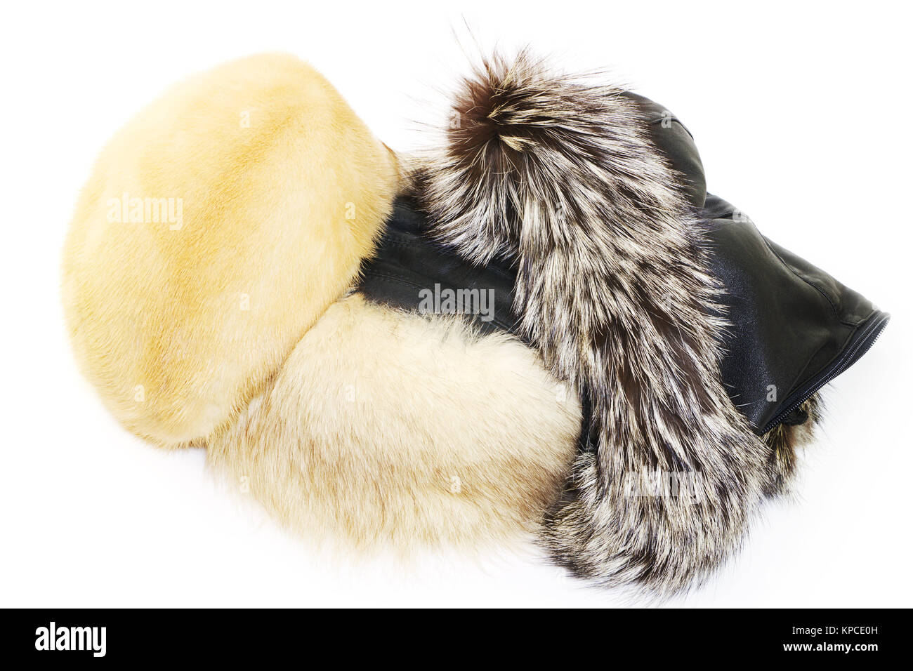 Inverno сaps di pellicce e cuoio isolato su uno sfondo bianco Foto Stock