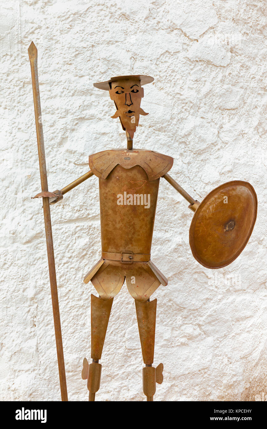 Consuegra, provincia di Toledo, La Mancha, in Spagna. Statua di metallo di Don Chisciotte. Foto Stock Consuegra, provincia di Toledo, La Mancha, in Spagna. Statua di metallo di Don Chisciotte. Foto Stock