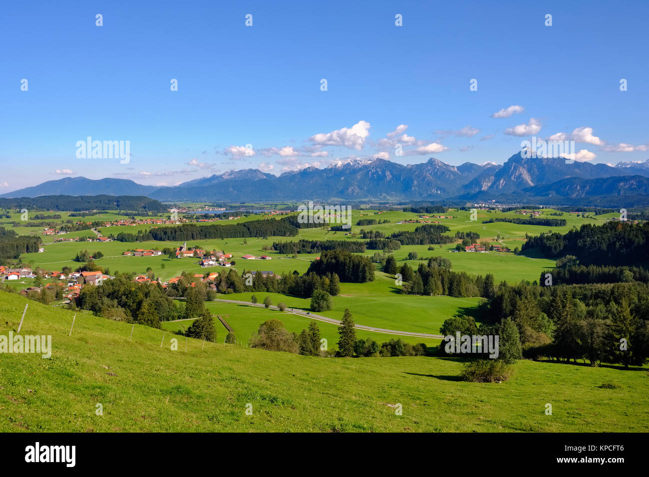 Vista dal Schlossberg vicino Eisenberg, Hopfensee e Alpi Ammergau con Säuling, Ostallgäu, Algovia, Svevia, Baviera, Germania Foto Stock