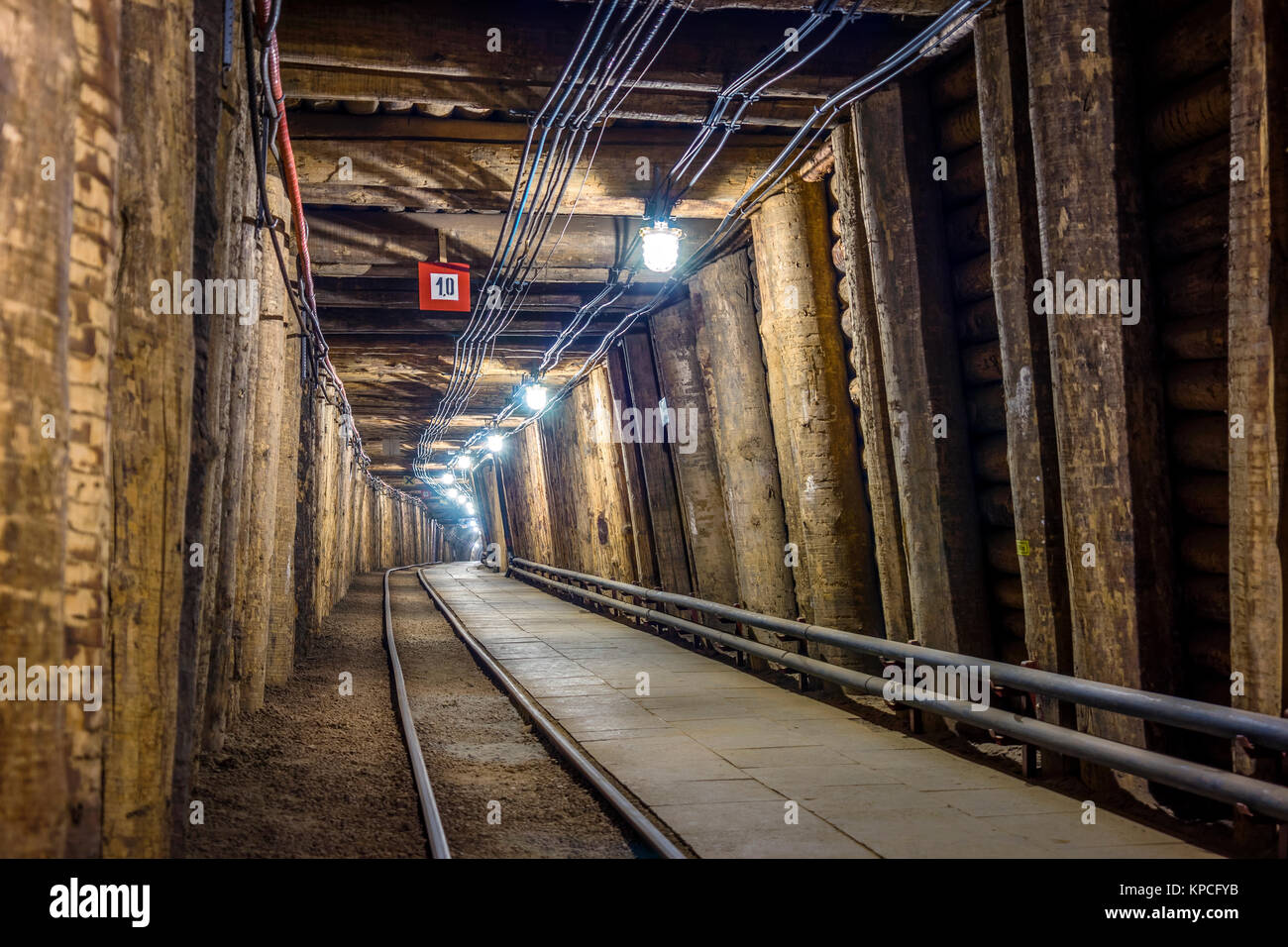 Illuminato tunnel sotterraneo nelle vecchie miniere di sale, Bochnia, Polonia Foto Stock