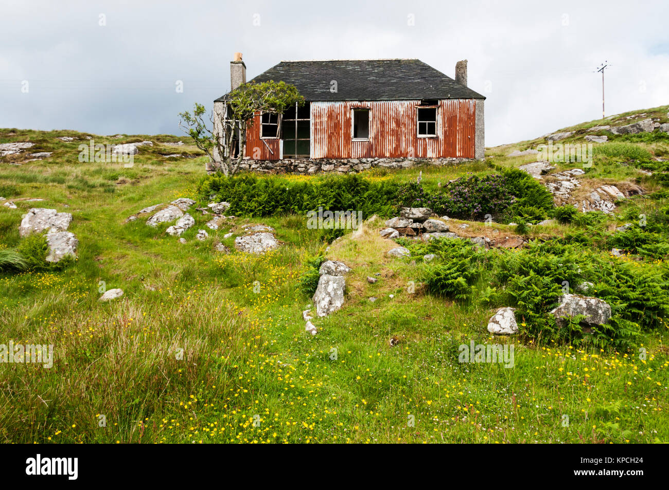 Semi-abbandonati di ferro ondulato edificio sulla isola di Scalpay nelle Ebridi Esterne. Foto Stock