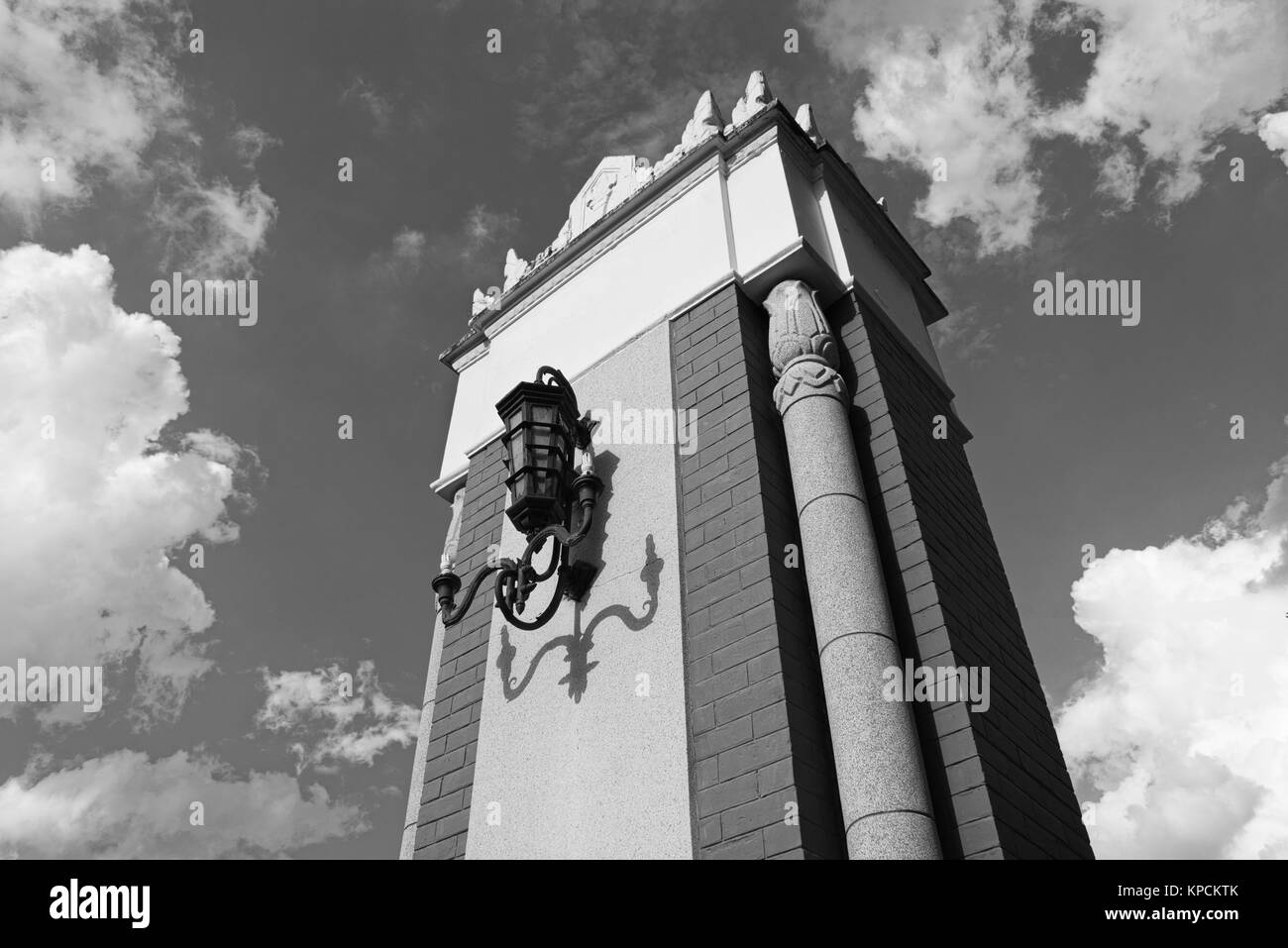Il parzialmente mattone-layered pilastri cancello che sostare sia per sopportare e accogliere ogni sostanze, riflette un formidably guardando con il cielo. Foto Stock