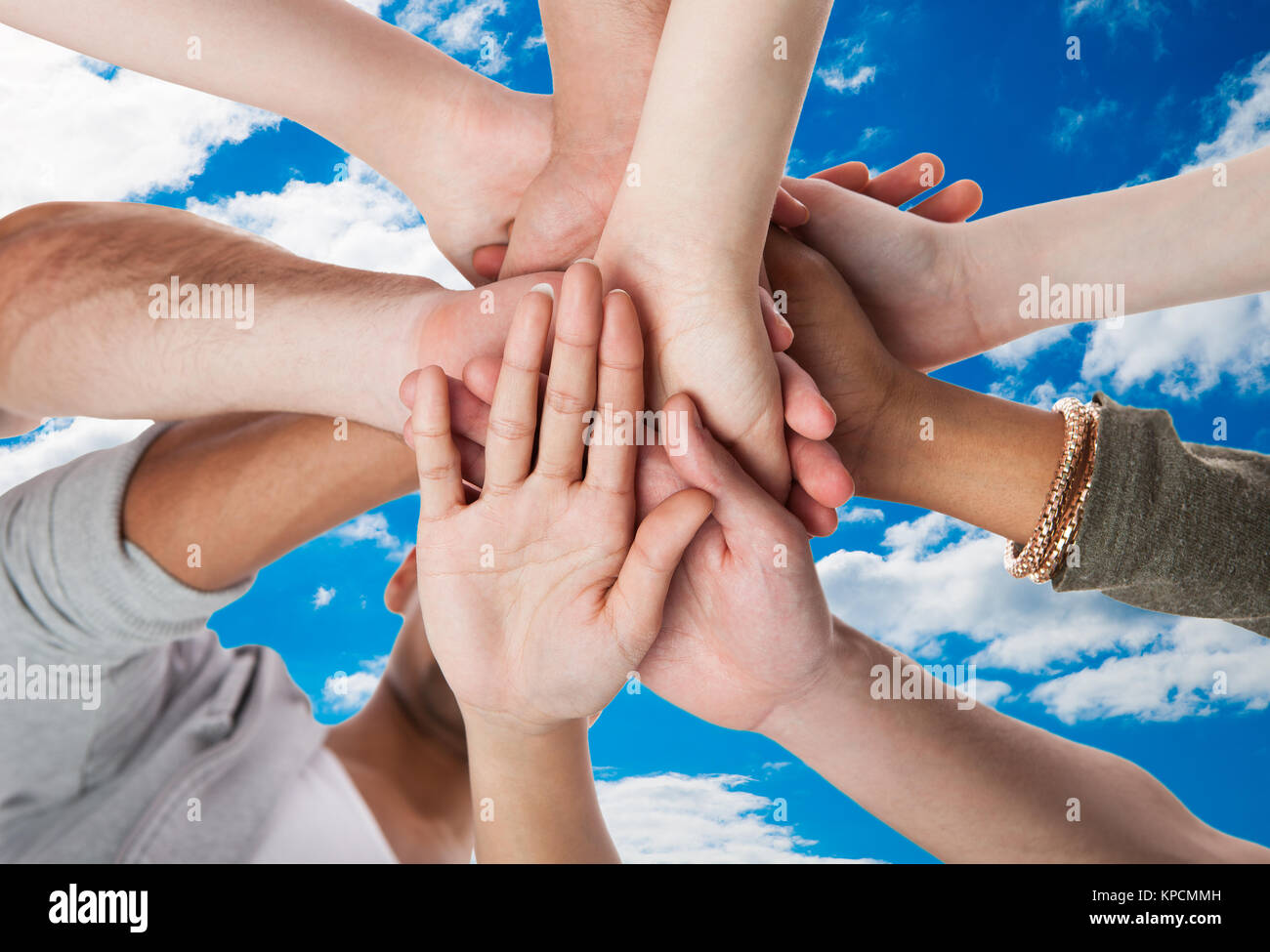 I giovani studenti del college Mani di impilamento Foto Stock