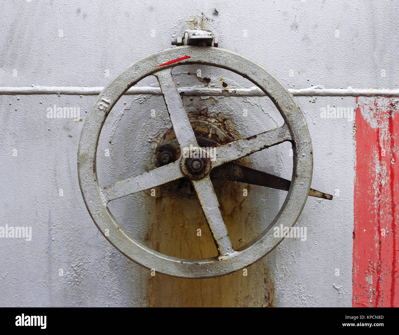 Antico e grande ruota a mano sulla parete del serbatoio Foto Stock