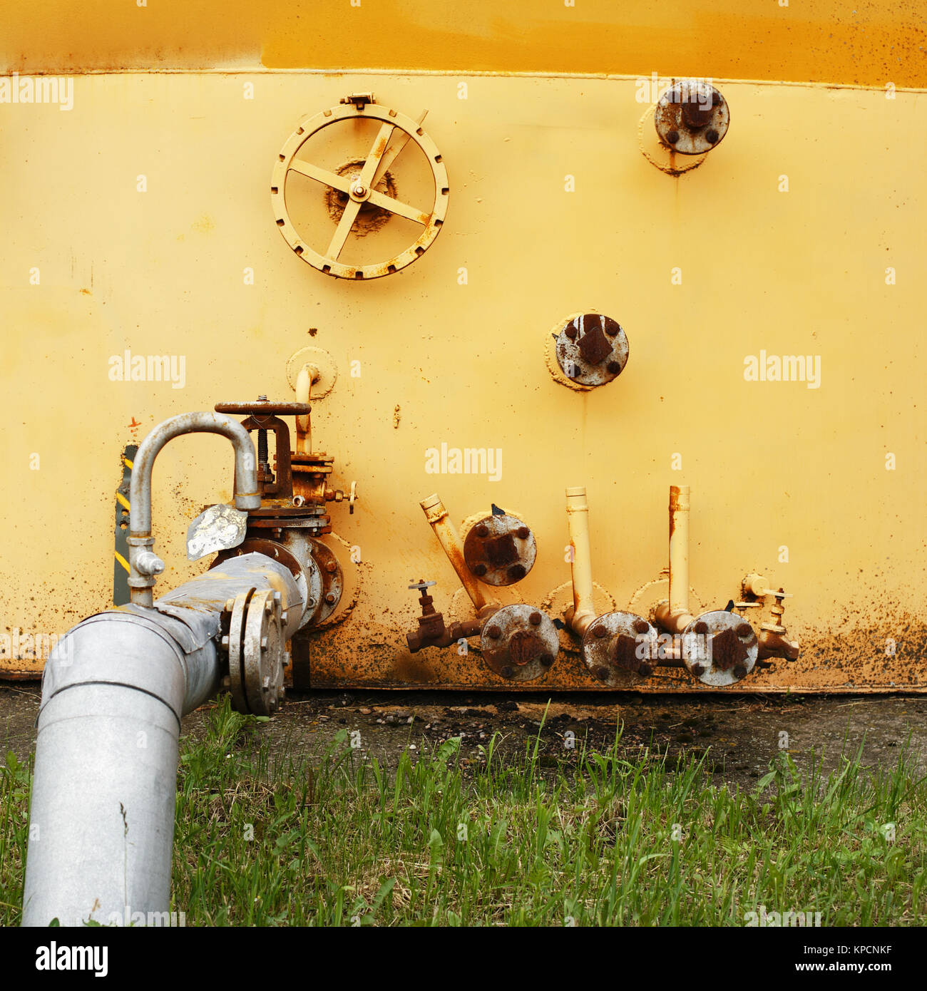 Il vecchio muro giallo del serbatoio del carburante Foto Stock