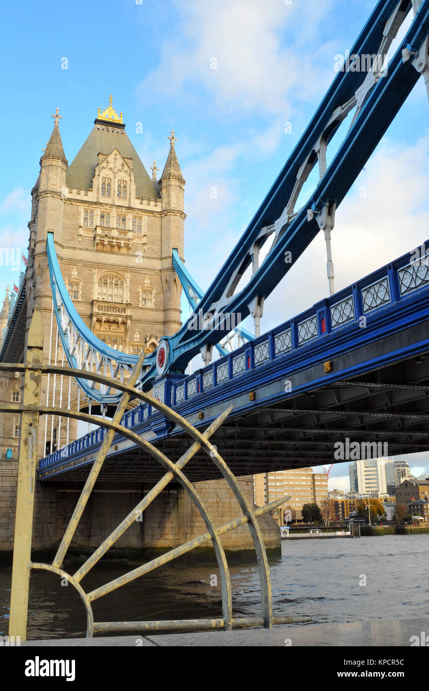 Una alternativa o punto di vista inusuale del Tower Bridge sul fiume Tamigi a Londra dalla banca del sud. Monumenti ed edifici di Londra e punto di riferimento Foto Stock
