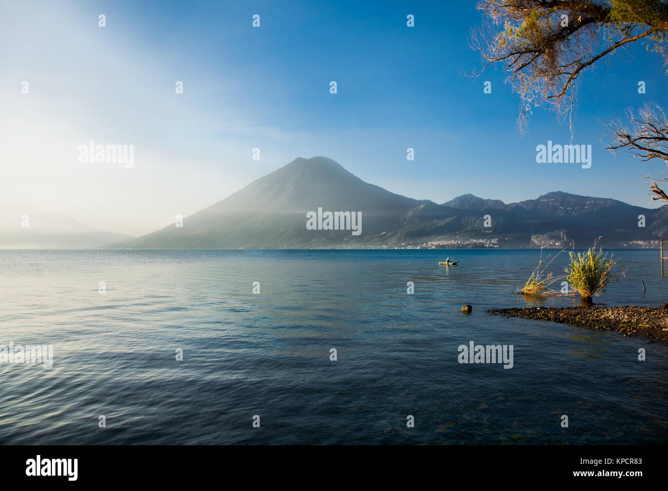 Pescatore e la nebbia di mattina su lago Atitlan in Guatemala. America centrale. Foto Stock