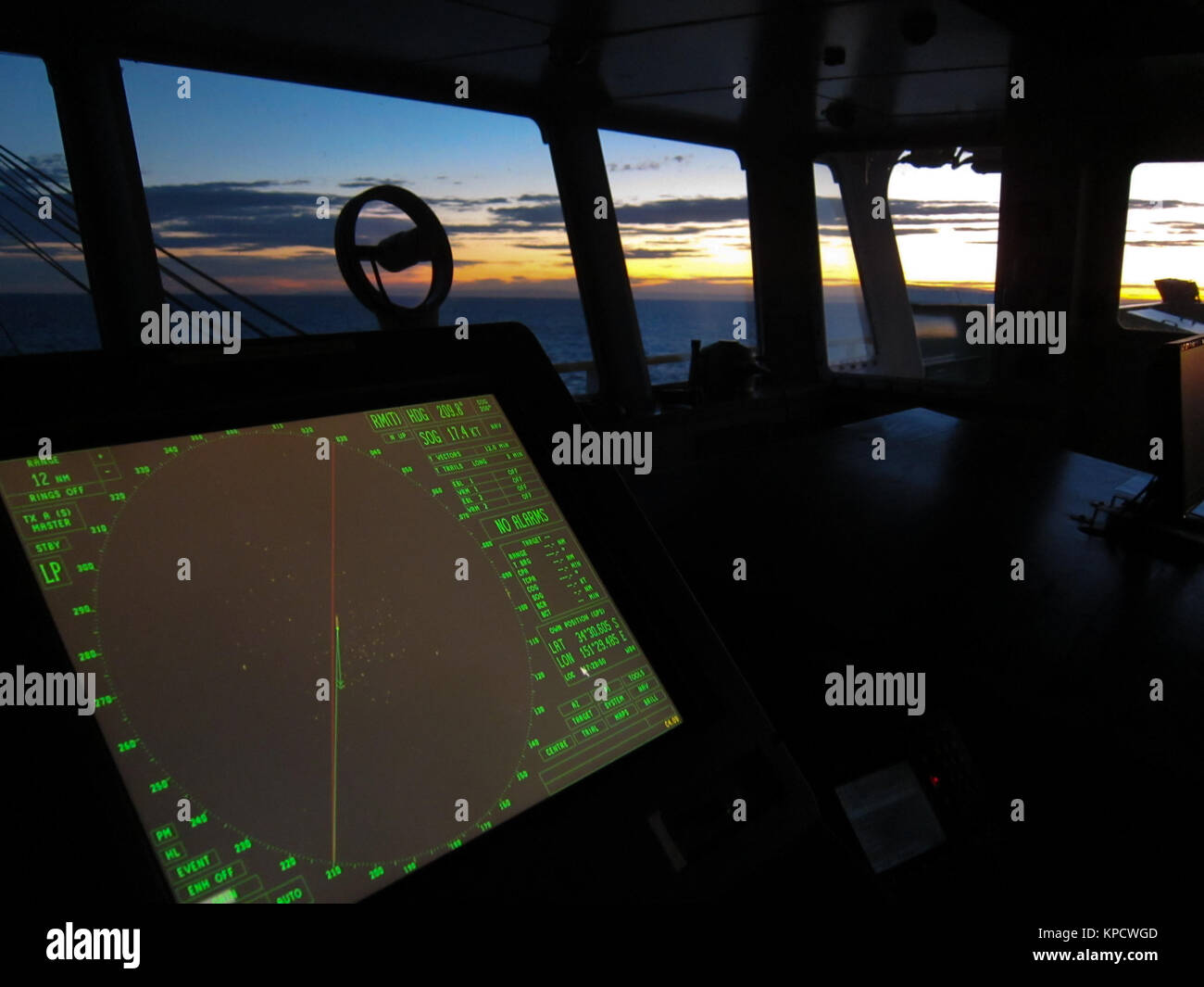 Vista dalla nave's Bridge al tramonto con il display del radar Foto Stock