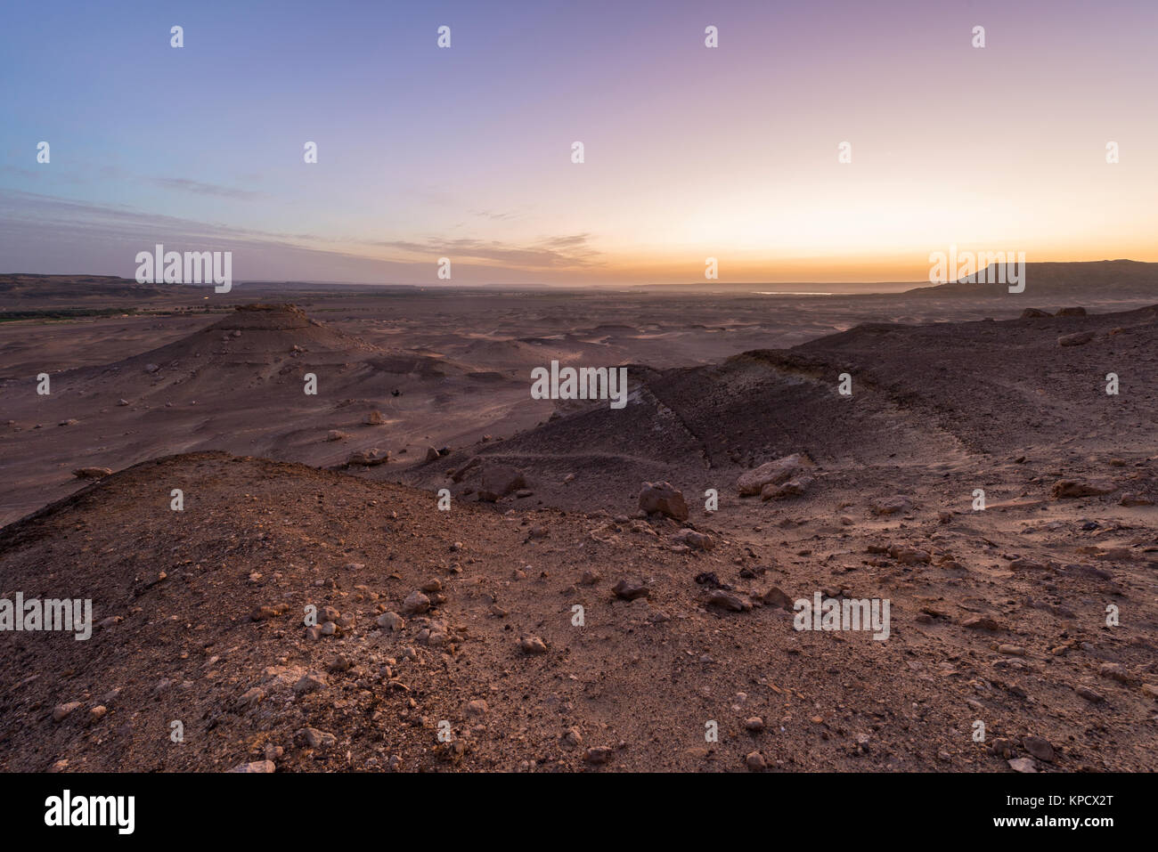 Dopo il tramonto vista sul deserto vicino a gebel Dist Foto Stock
