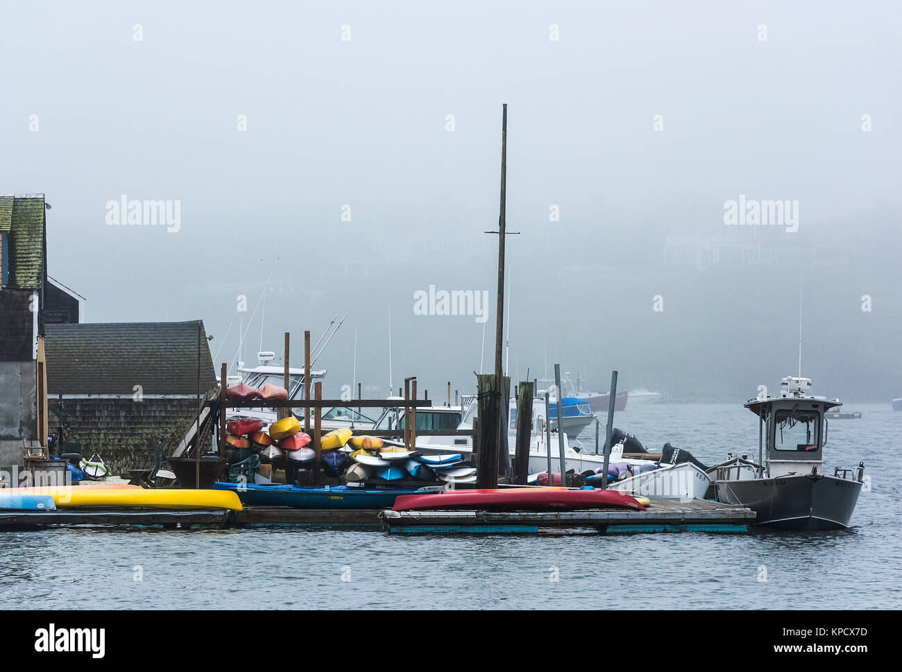 Dock rustico nella nebbia mattutina, Oyster Pond, Chatham, Cape Cod, Massachusetts, STATI UNITI D'AMERICA. Foto Stock