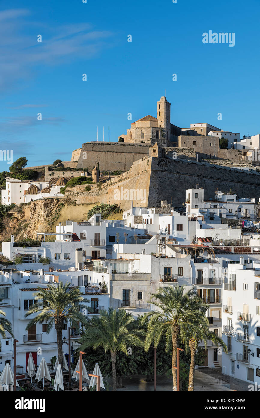 La città di Ibiza e la cattedrale di Santa Maria d'Eivissa, Ibiza, Isole Baleari, Spagna. Foto Stock