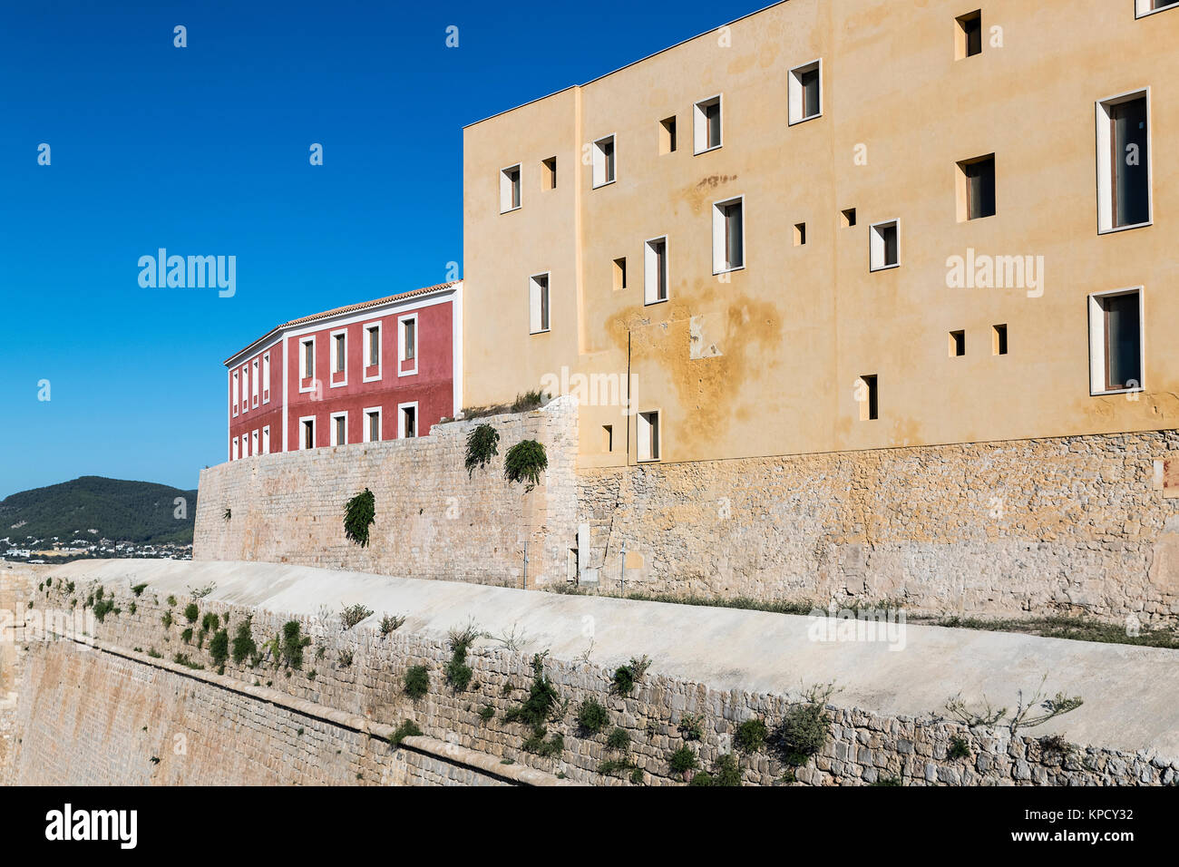 I bastioni che circondano Ibiza città vecchia, Dalt Vila, Elvissa, isole Baleari, Spagna. Foto Stock