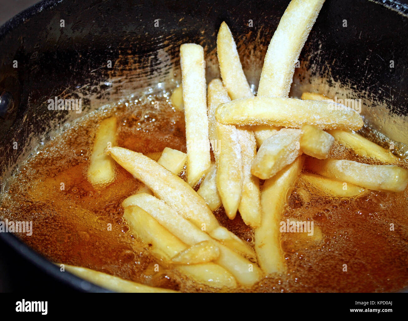 Le patatine fritte per la cottura in olio riempito una friggitrice Foto Stock