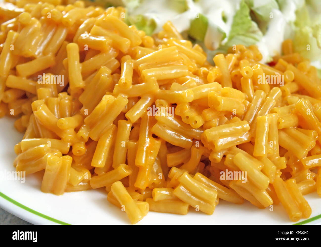 Piatto di maccheroni e formaggio con un'insalata a parte - un facile e veloce pasto Foto Stock