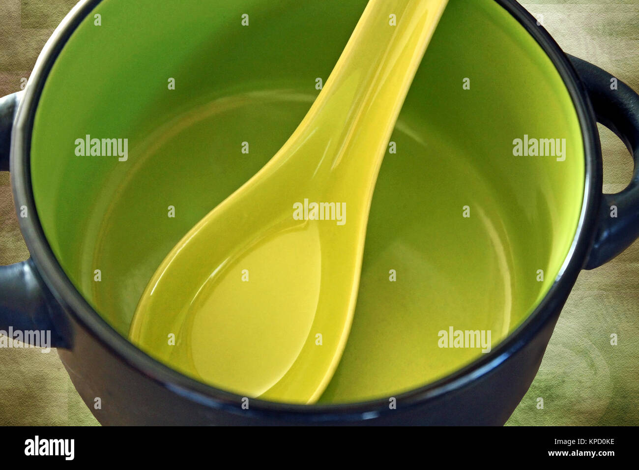 Recipiente di ceramica con cucchiaio di corrispondenza Foto Stock