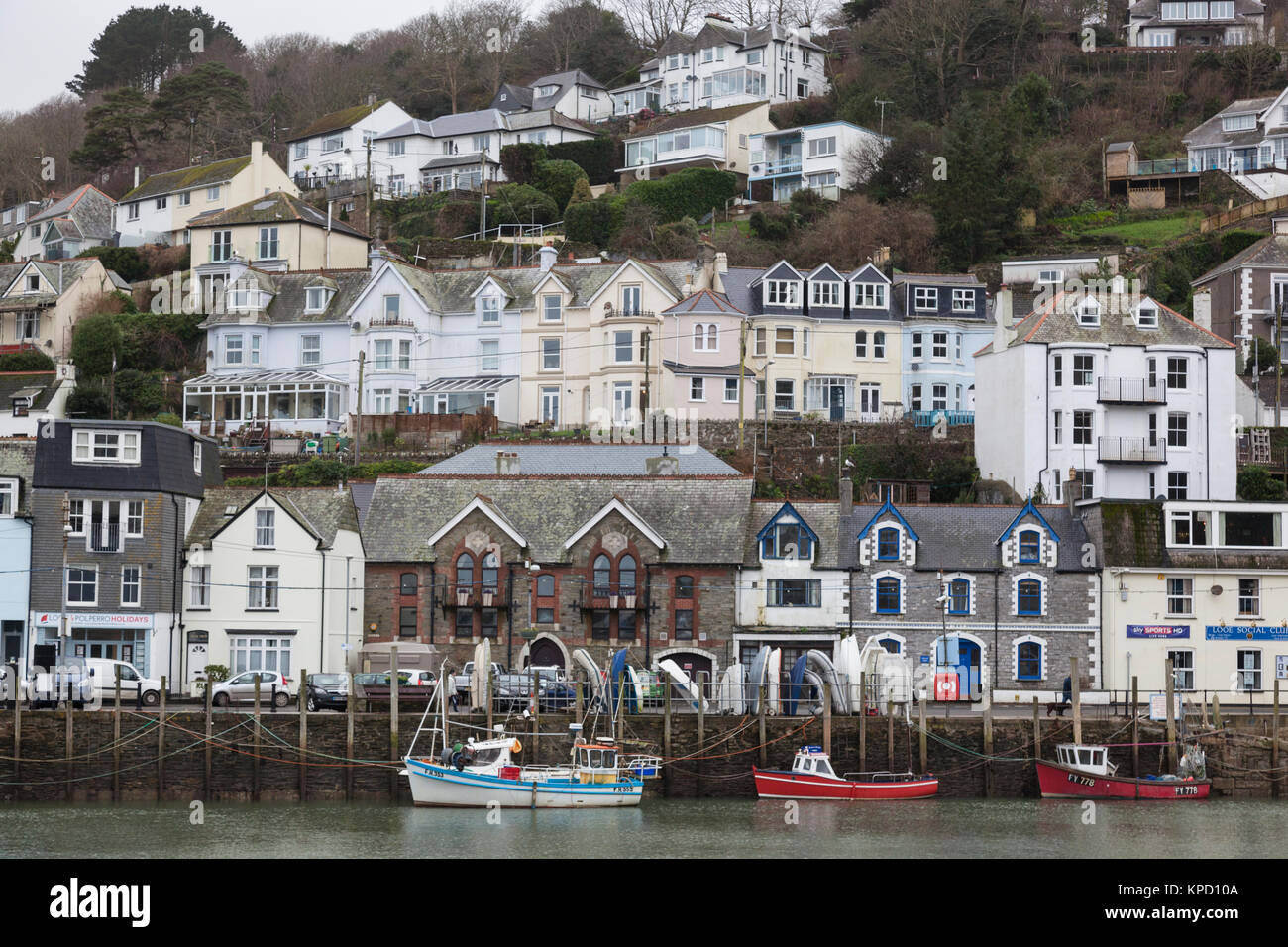 Barche da pesca ormeggiate sulla banchina in inverno nel porto di Looe, Cornwall. Foto Stock