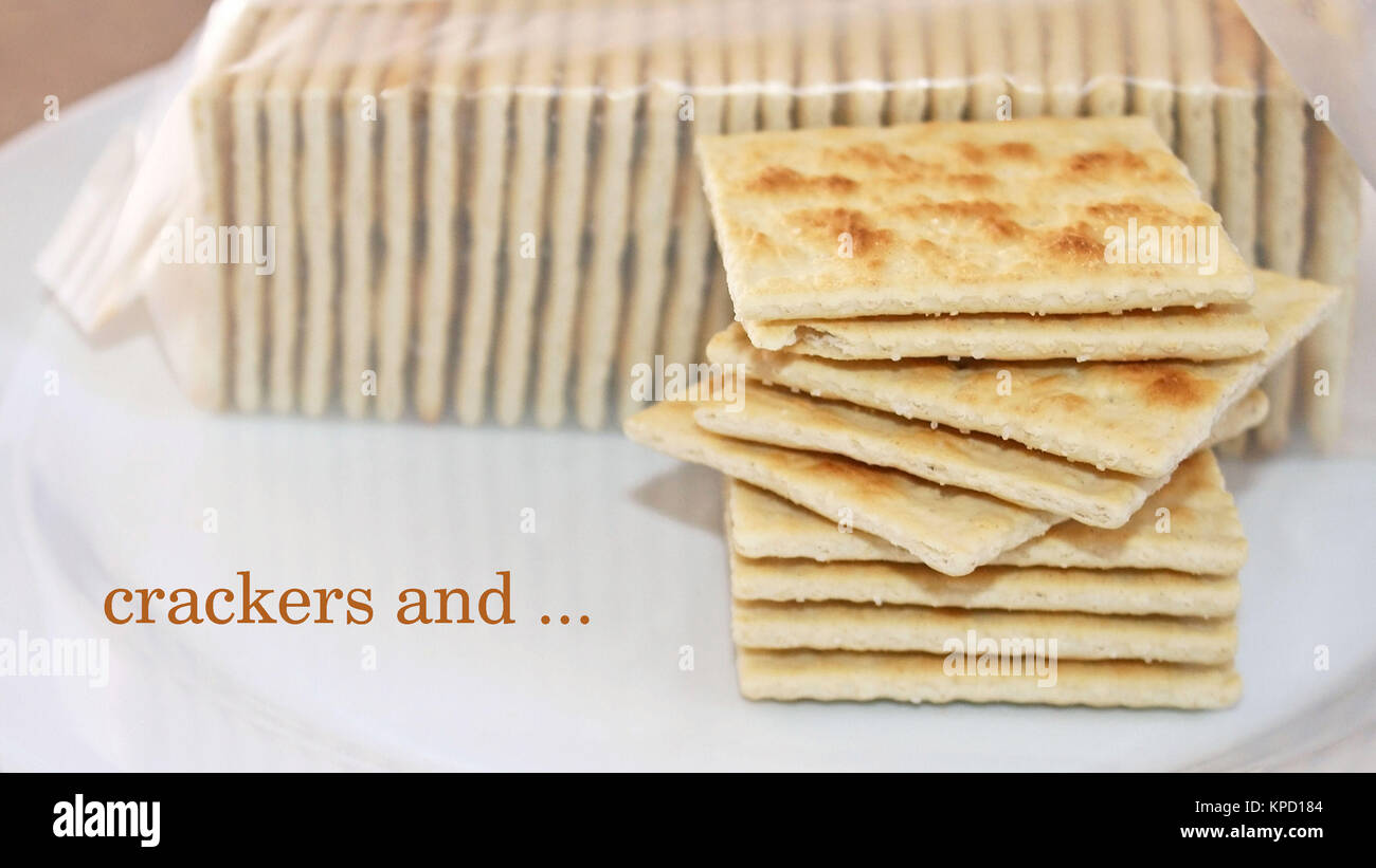 Crackers e ... pila di croccante saltine cracker pronto per essere gustato liscio o con un condimento Foto Stock