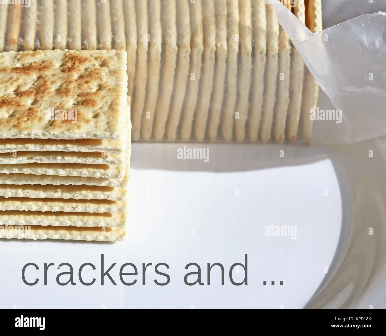 Pila di soda croccanti cracker per essere gustata o con un condimento Foto Stock