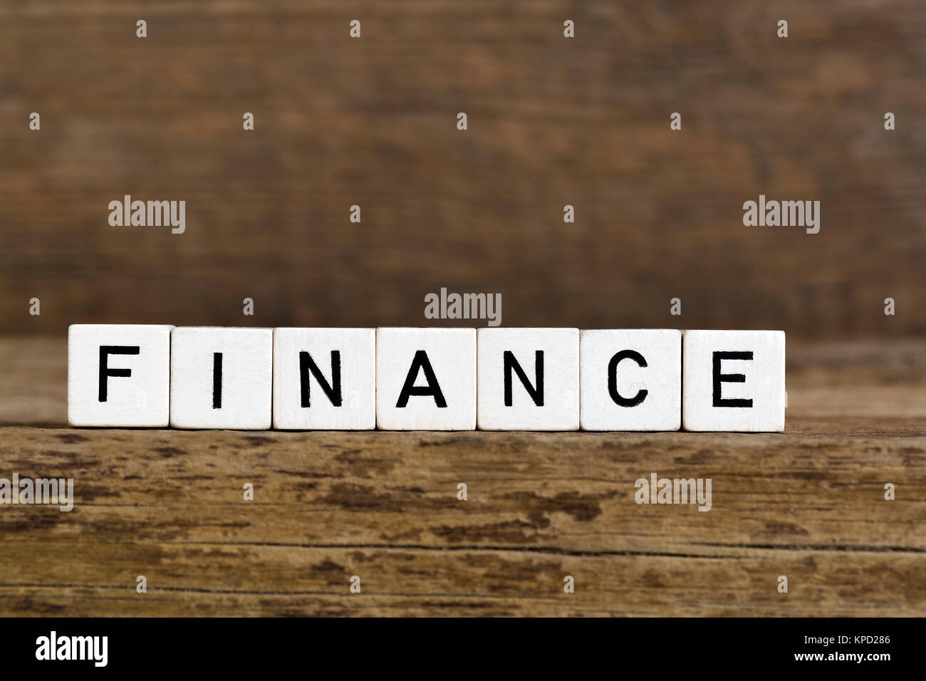 La parola scritta delle finanze in cubi Foto Stock