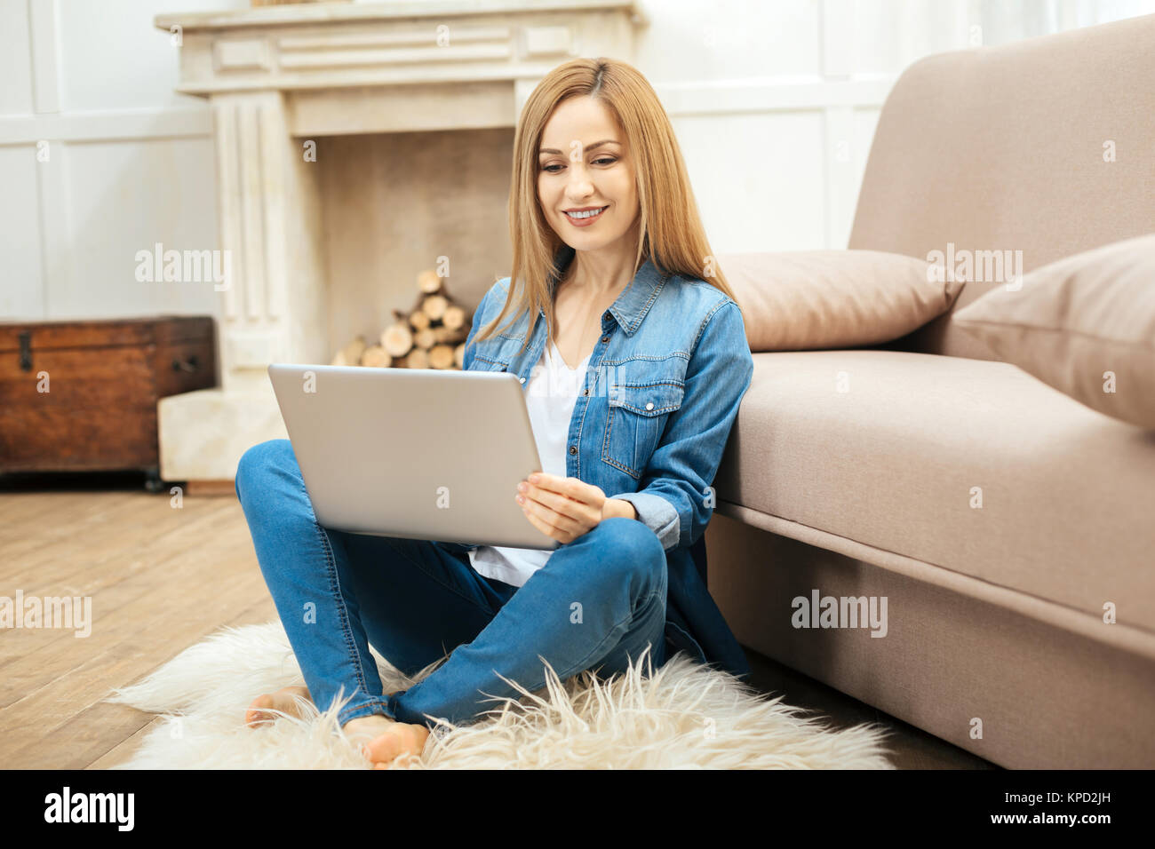 Bella donna sorridente lavorando sul suo computer portatile Foto Stock