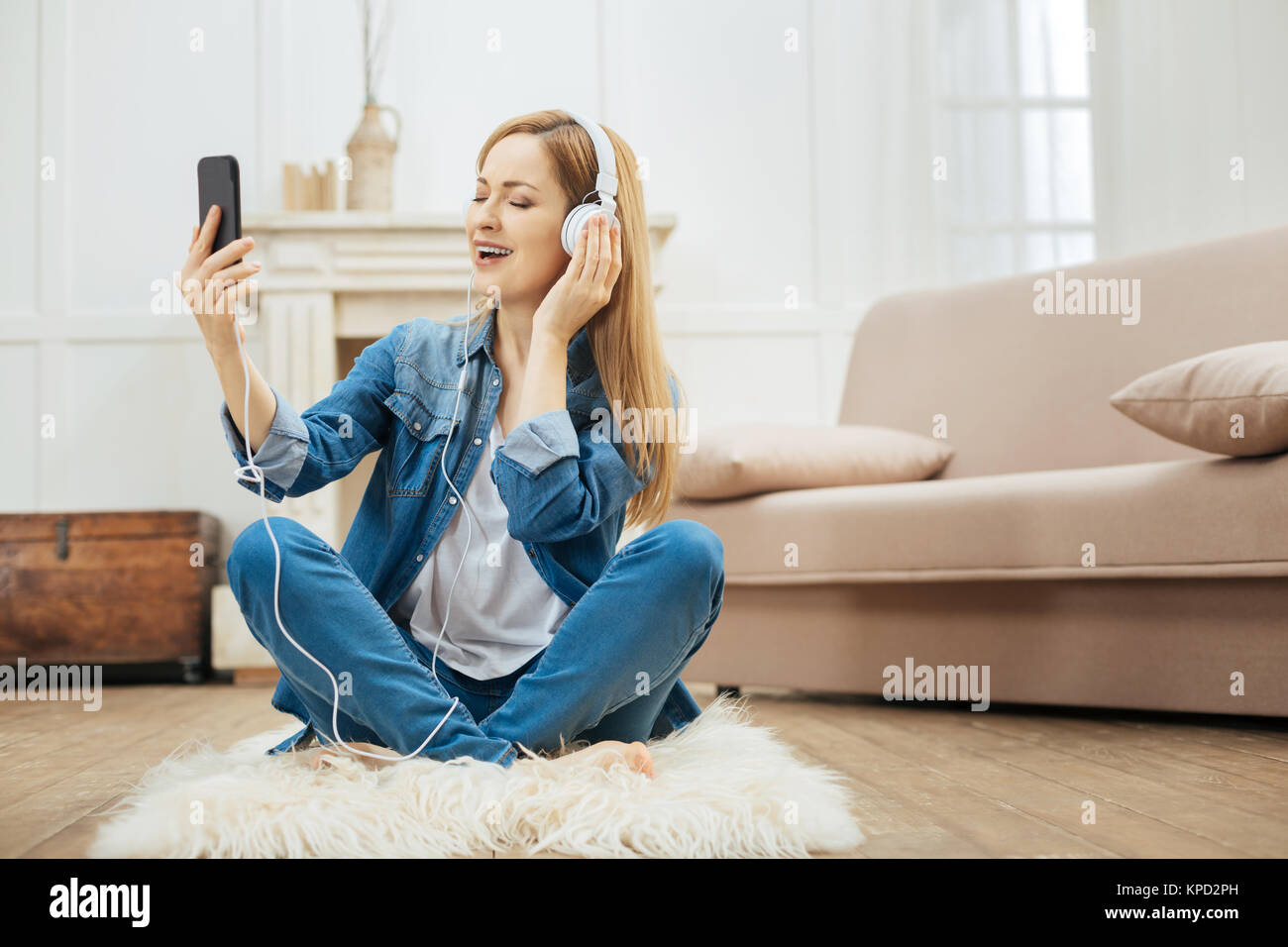 La donna ha ispirato l'ascolto di musica con gli occhi chiusi Foto Stock