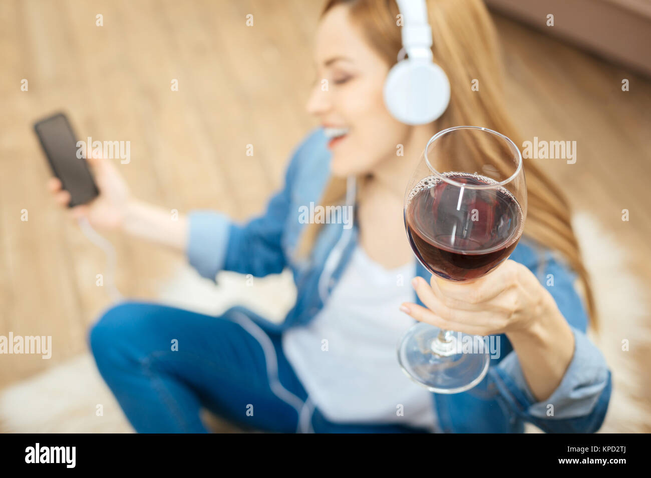 Donna felice di bere e ascolto di musica Foto Stock