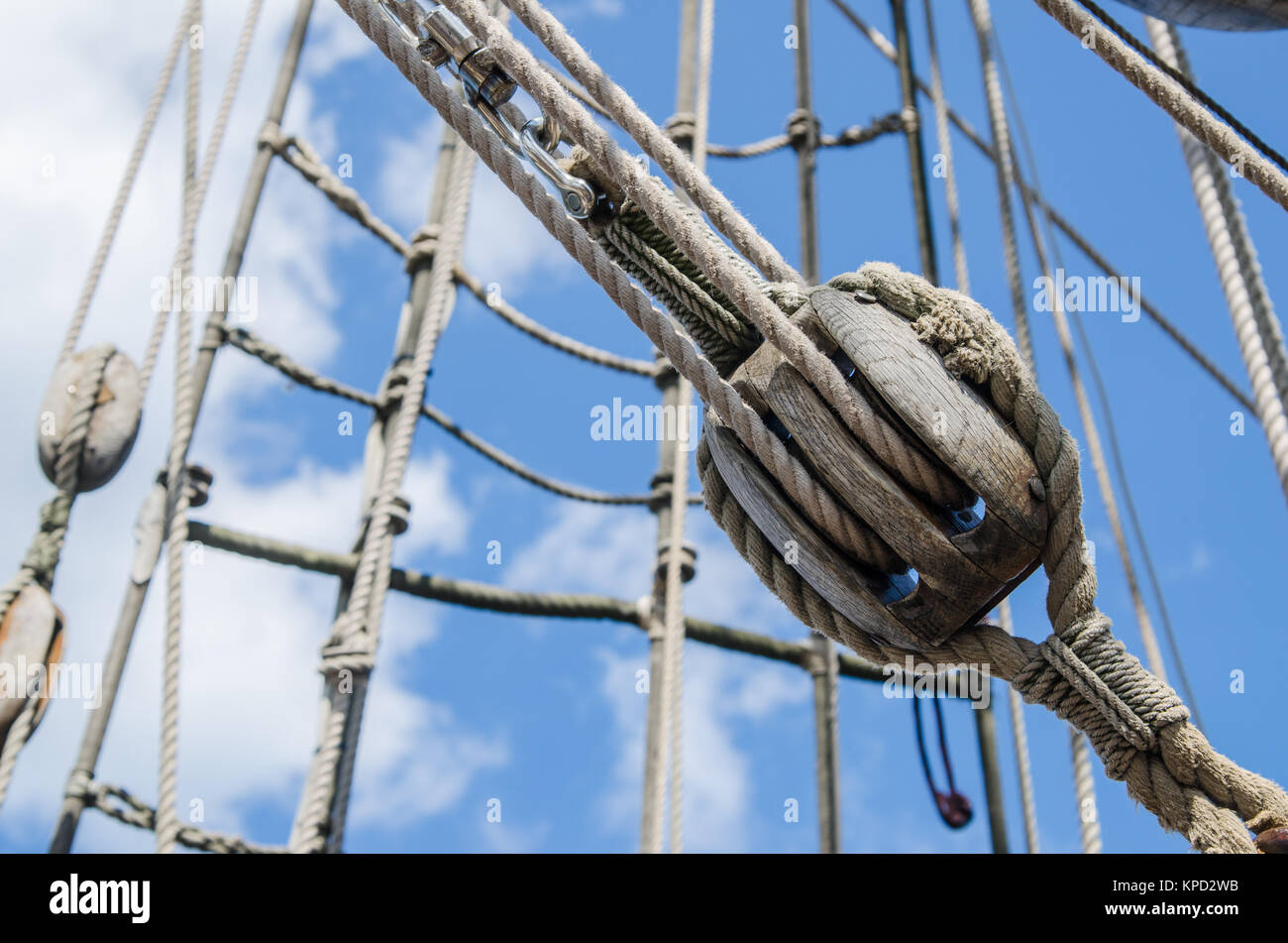 Blocchi e armamento presso la vecchia barca a vela, close-up Foto Stock