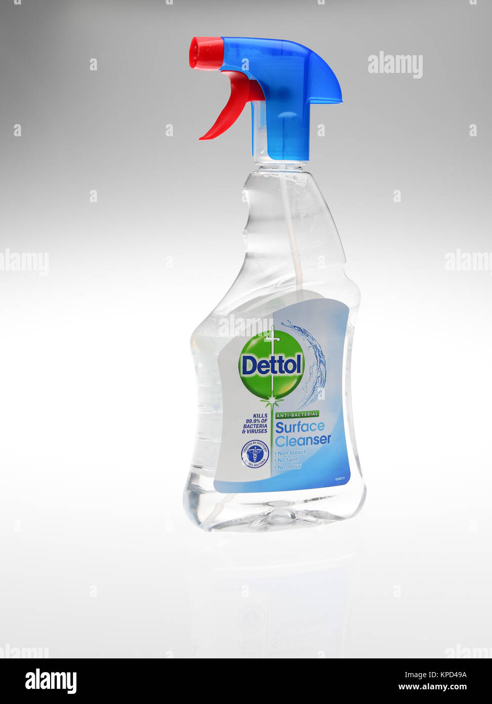 Dettol anti-batterica del detergente per superfici la bottiglia spray su sfondo bianco Foto Stock