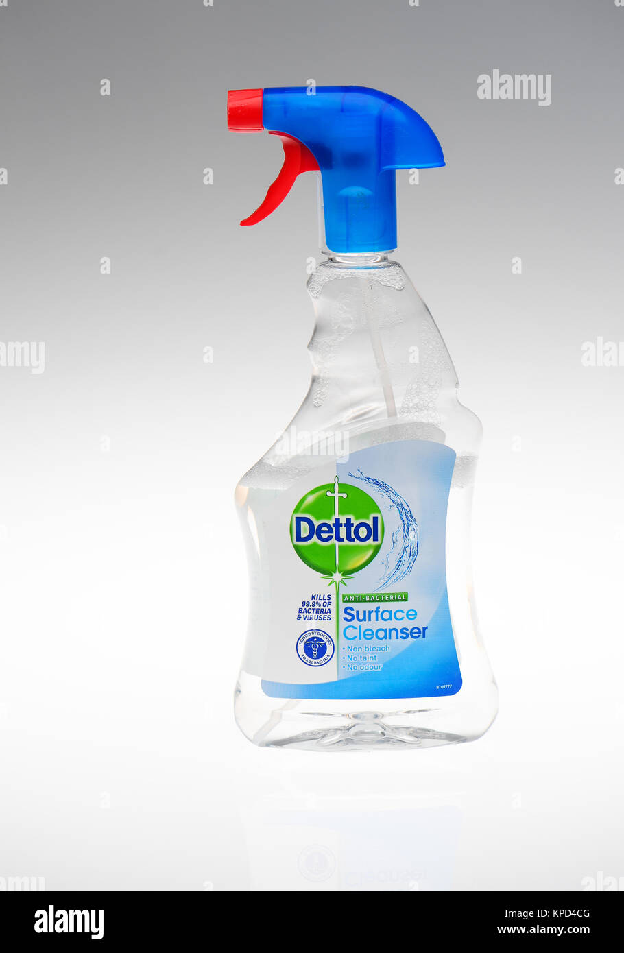 Dettol anti-batterica del detergente per superfici la bottiglia spray su sfondo bianco Foto Stock