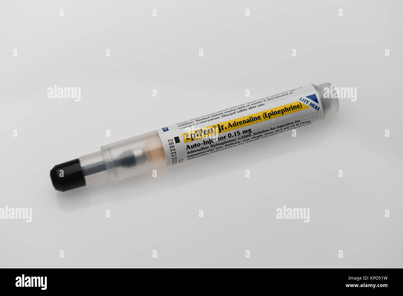 Un junior Epipen che porta una scarica di adrenalina per essere usato in caso di emergenza nel caso di un pericolo di vita reazione allergica Foto Stock