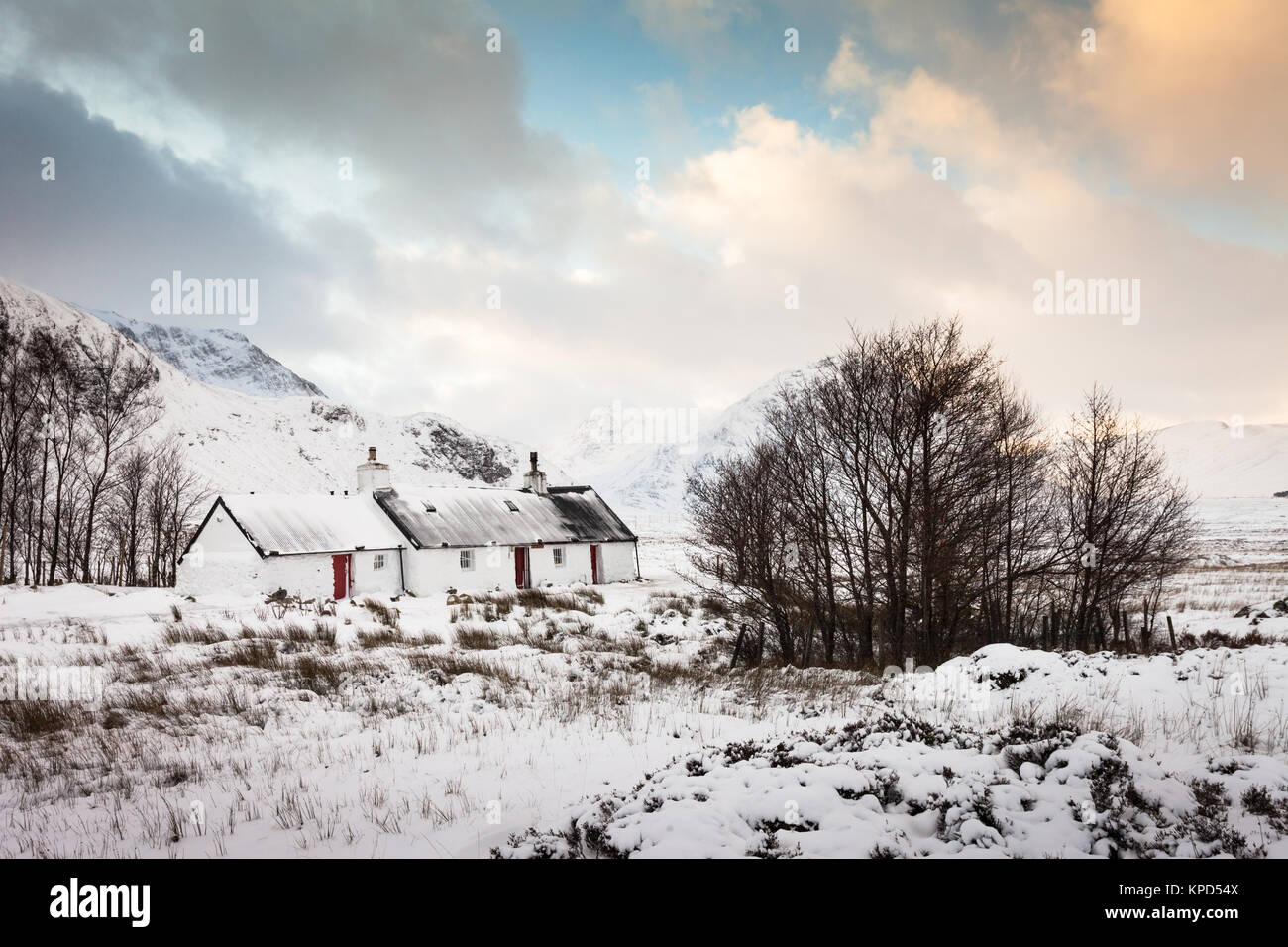 Black Rock Cottage, Glencoe, Highlands della Scozia in inverno Foto Stock