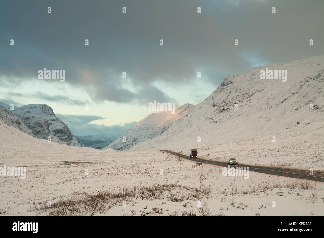 Il traffico sulla A82 road, Glencoe in inverno Foto Stock