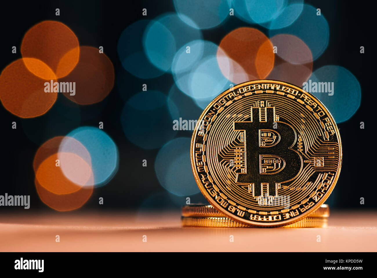 Bitcoin BTC cryptocurrency. BTC medaglia d oro come simbolo di elettronici di denaro virtuale per il web banking e la rete internazionale di pagamento Foto Stock