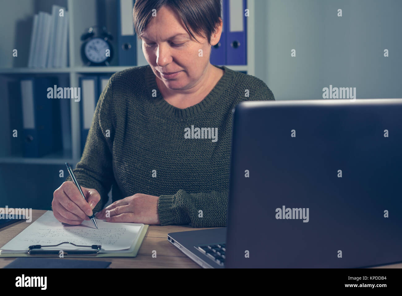 Imprenditore femmina facendo start up documenti aziendali in home office interno Foto Stock