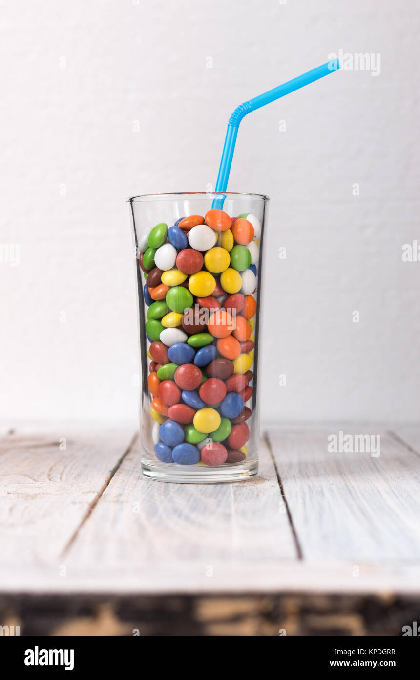 Un bicchiere con un drink colorato nel centro del telaio. Foto Stock