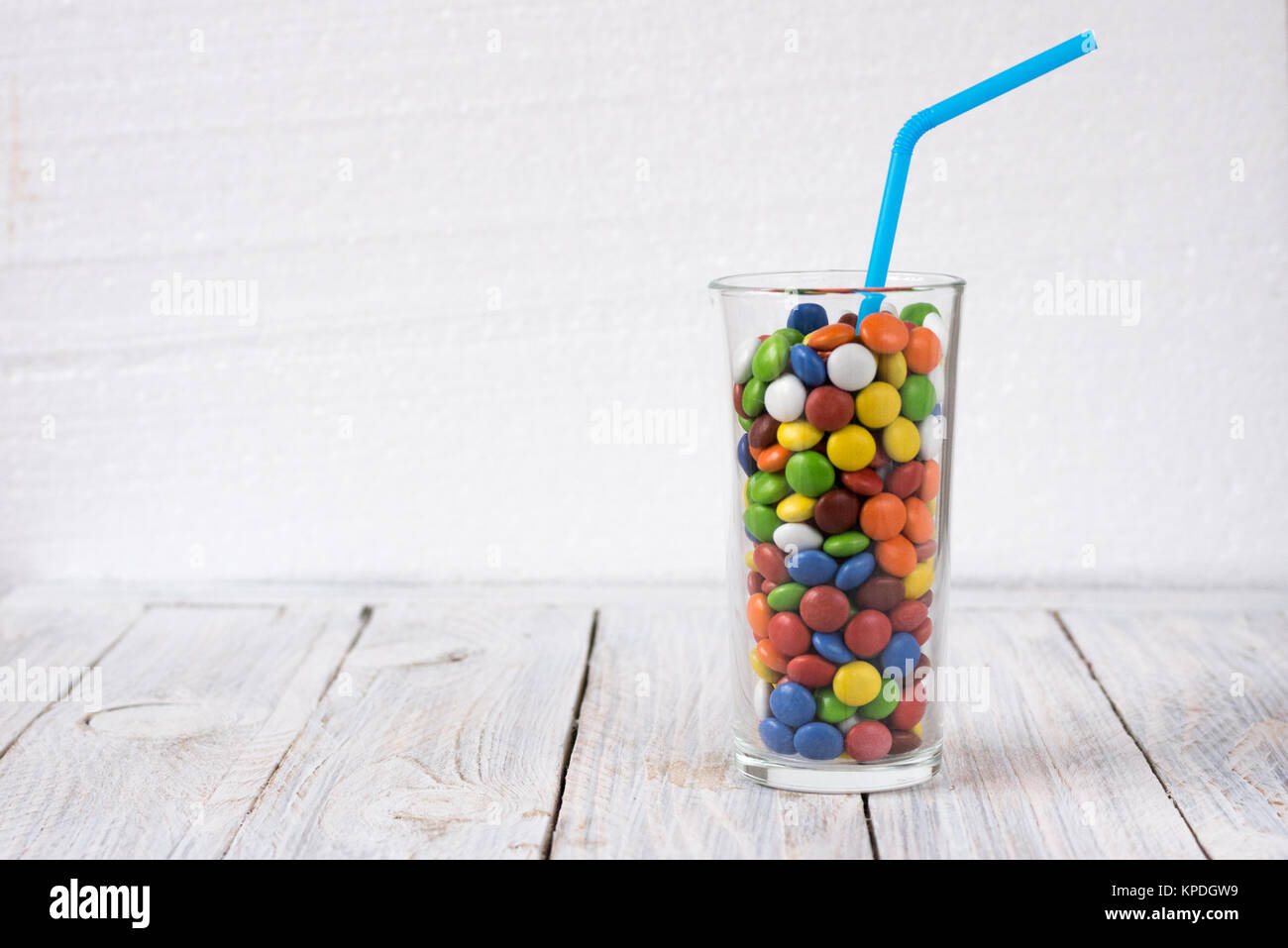 Vetro trasparente con multi-colore di dolci. Spazio libero. Foto Stock