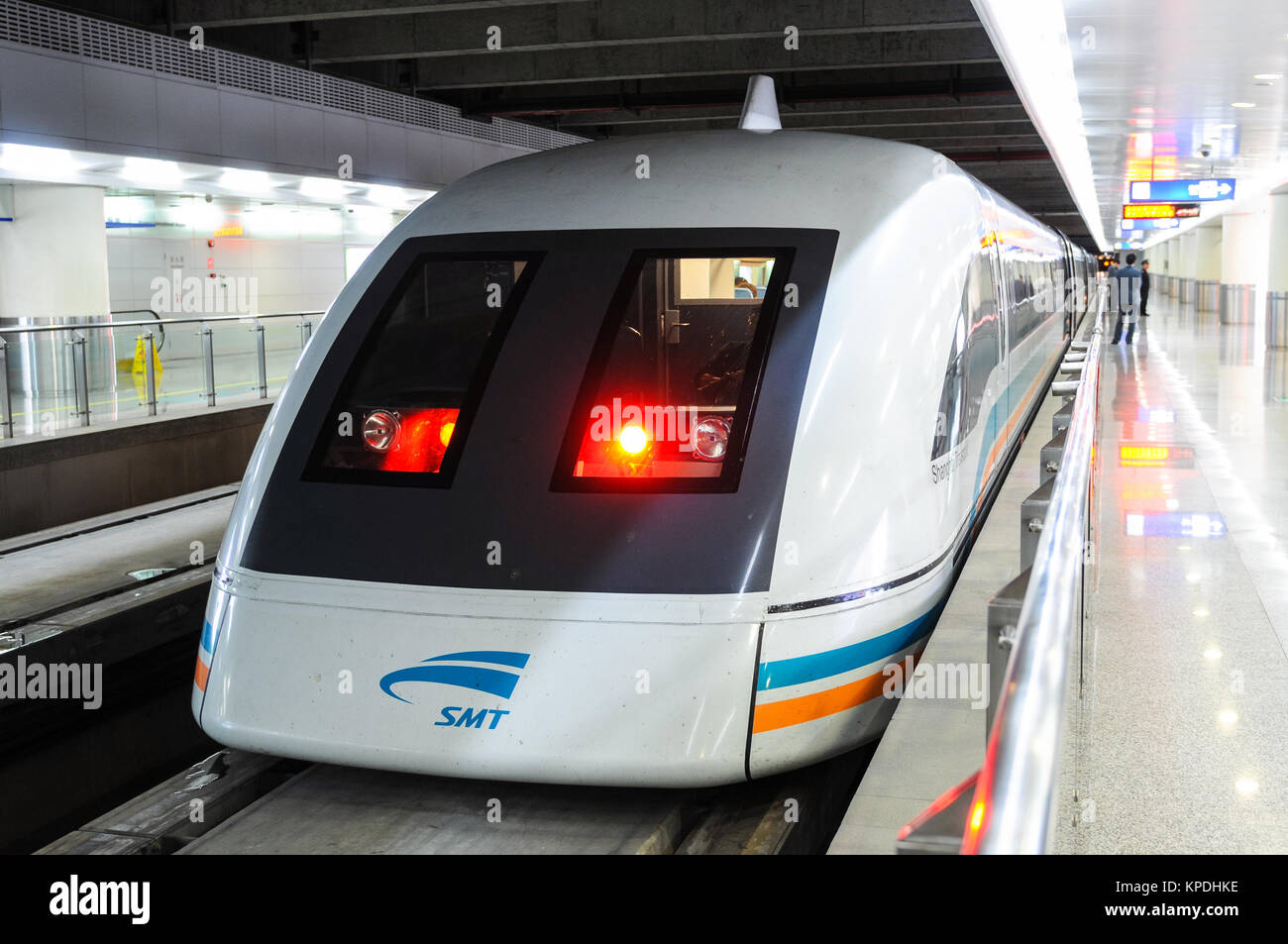Shanghai Maglev Train - Un Maglev Train è pronto alla partenza dalla piattaforma all'Aeroporto Internazionale di Pudong di Shanghai, Cina. Foto Stock