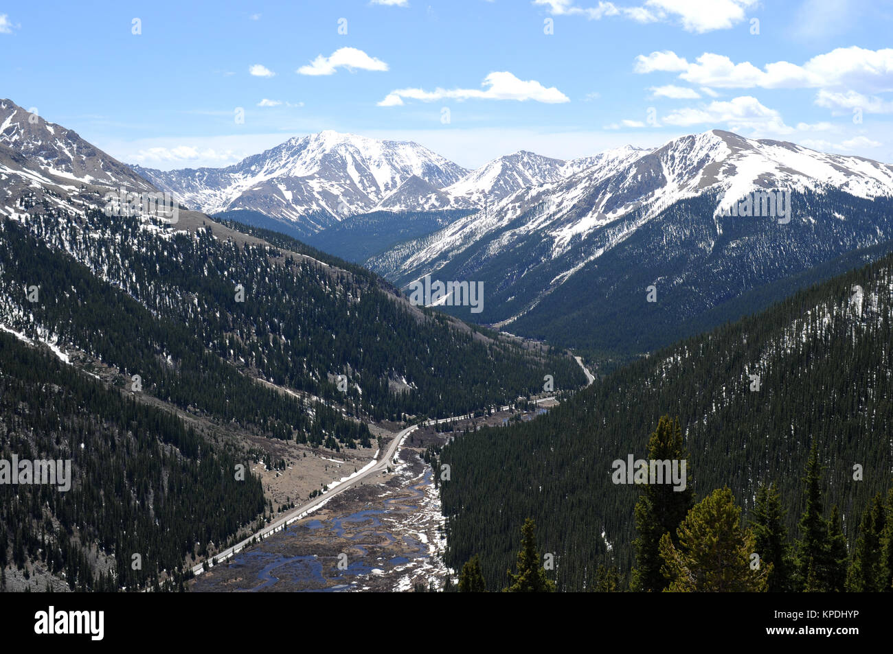 La Plata Peak - La Plata picco (di centro-sinistra, 14,336 ft), parte della gamma Sawatch, visto dalla vetta di indipendenza Pass (12,095 ft). Foto Stock