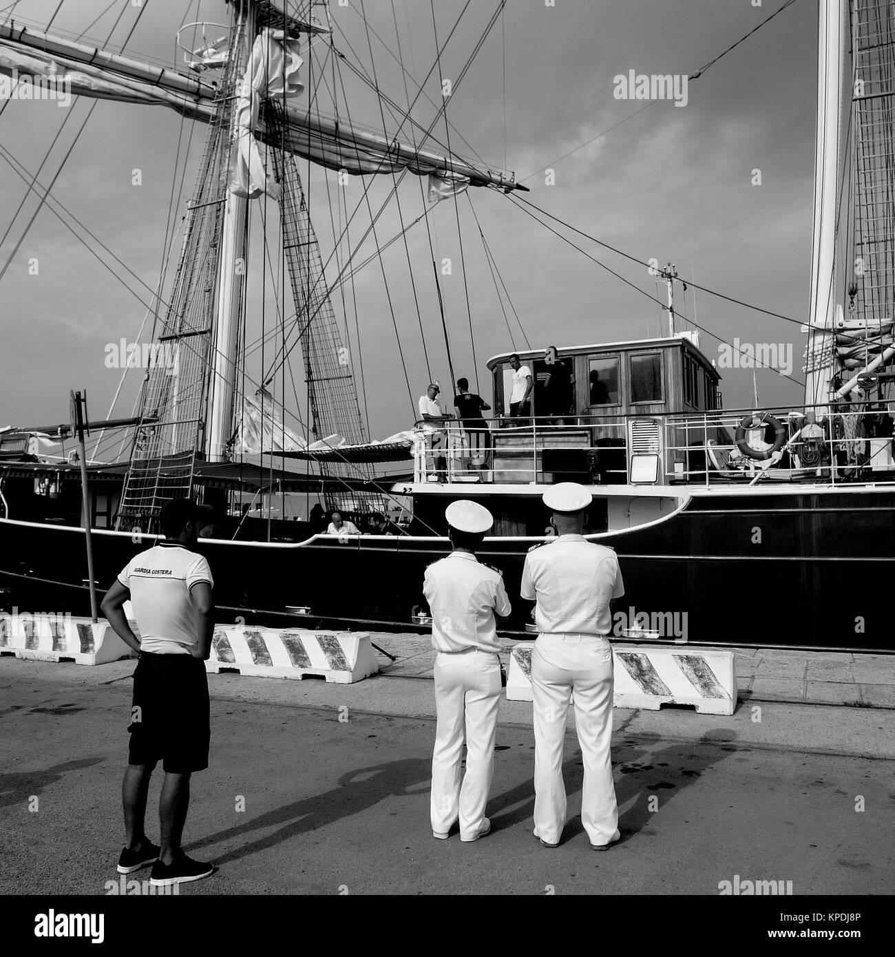 Un due-masted nave a vela che stabilisce al quay in marina di Olbia, Sardegna, Italia Foto Stock