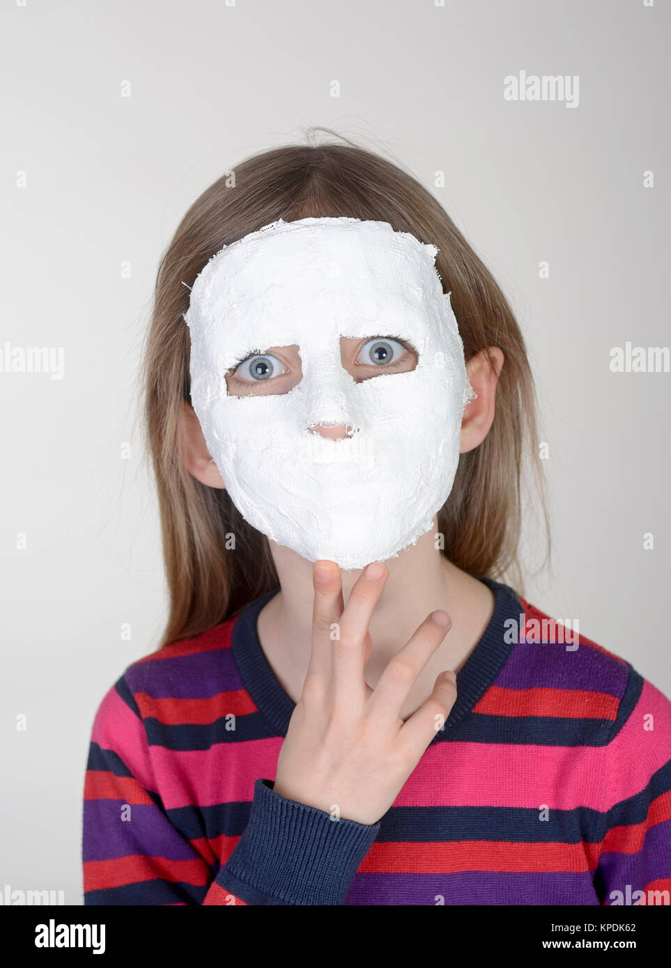 Â bambina con maschera Foto Stock
