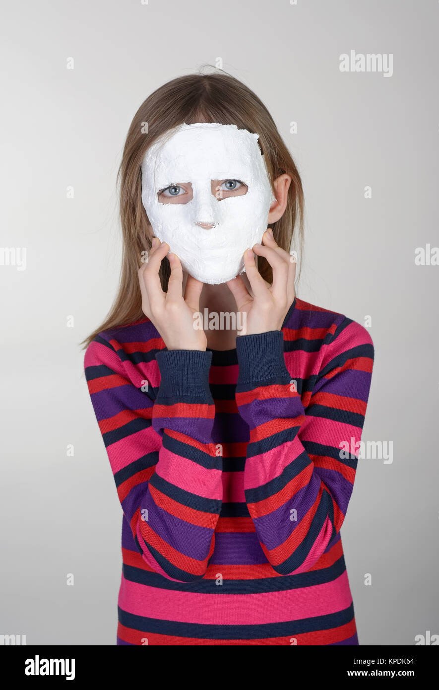 Â bambina con maschera Foto Stock