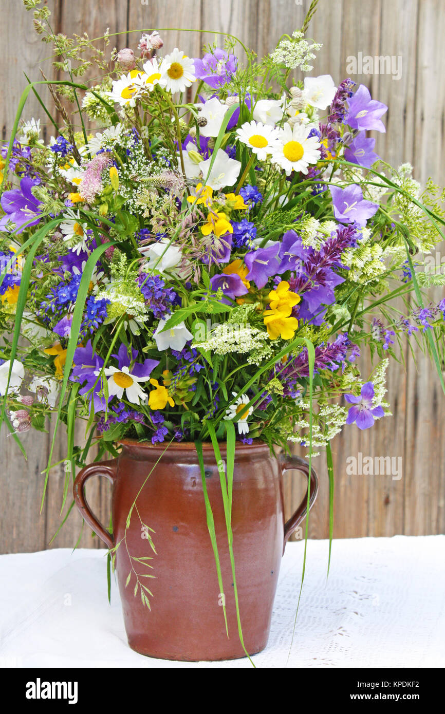 Bouquet di fiori di campo Foto Stock