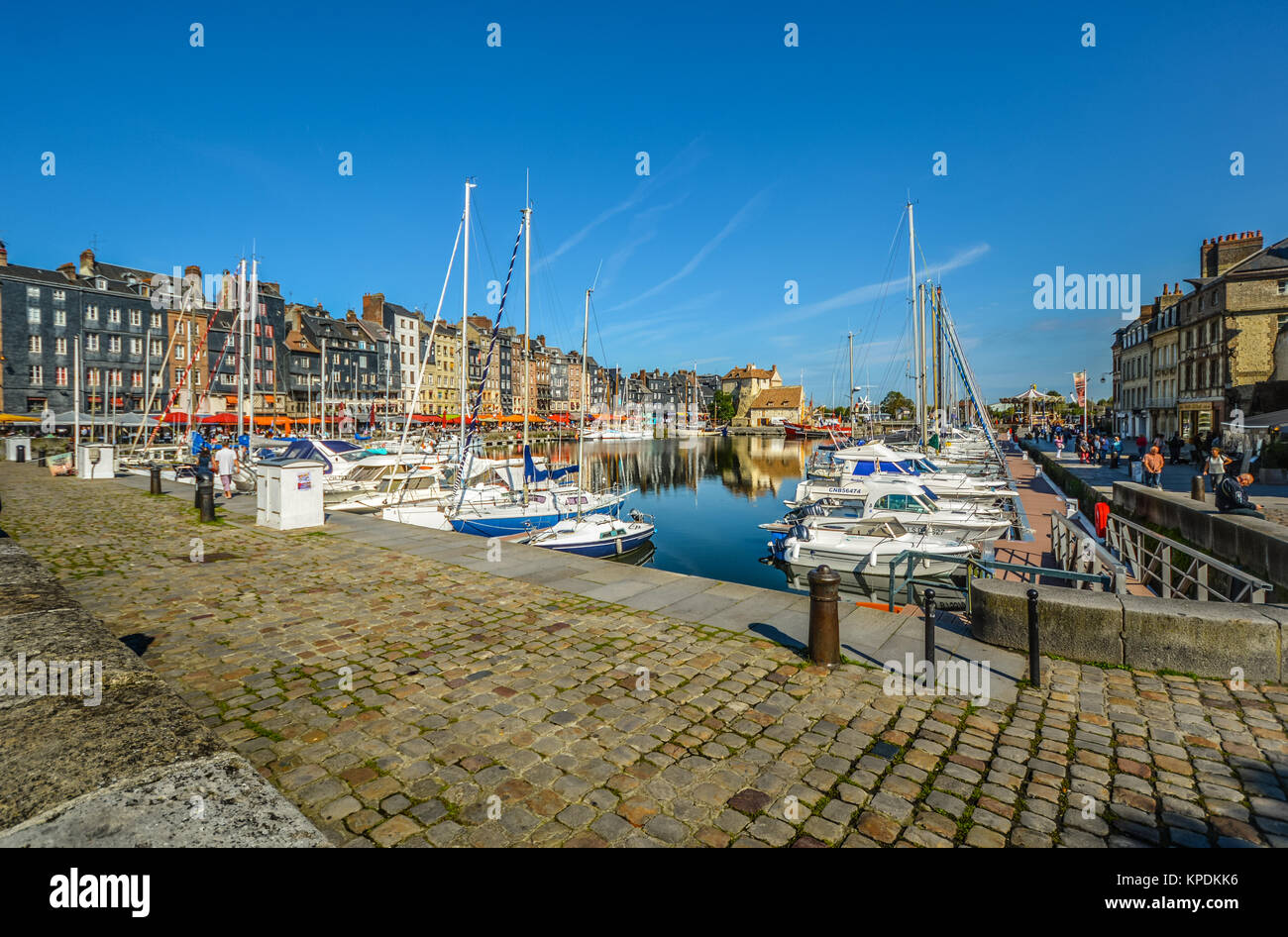 Il vecchio molo presso il pittoresco villaggio francese sulla costa della Normandia al canale in inglese, Honfleur, in una giornata di sole con le barche in acqua Foto Stock