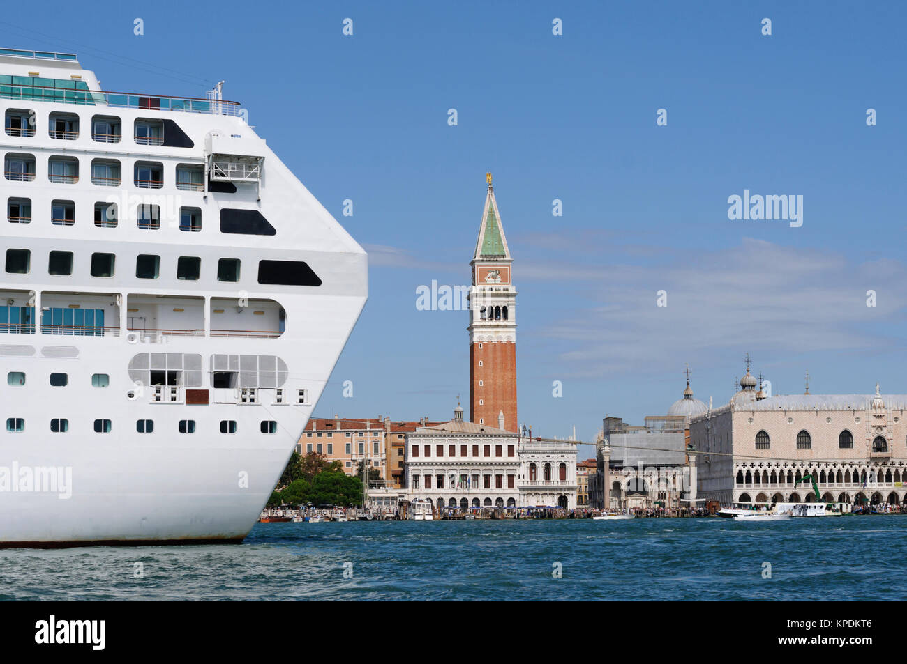La città di Venezia con la nave da crociera Foto Stock