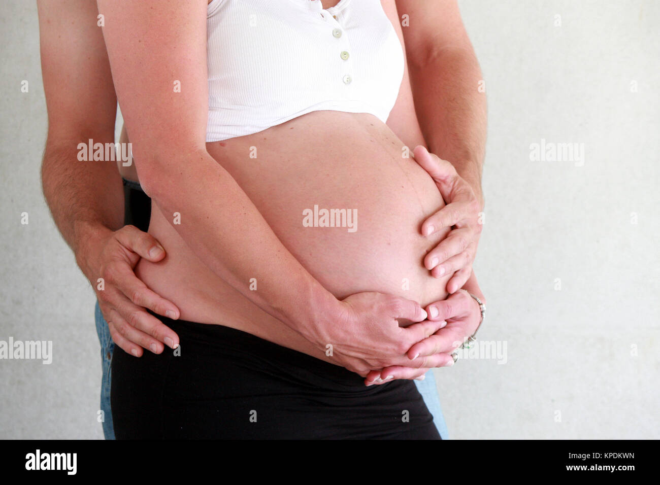 Madre e padre si aspettano il loro primo figlio Foto Stock